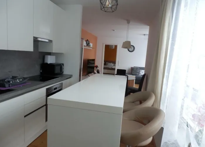 Spacious, Modern 1-bdrm Near Vic & Austria Ctr *