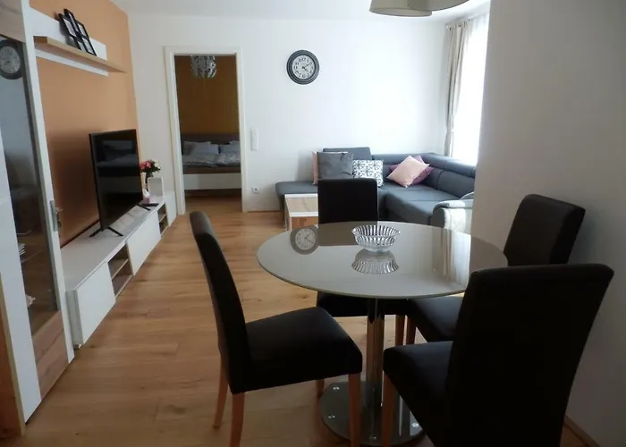 Apartment Spacious, Modern 1-bdrm Near Vic & Austria Ctr Vienna