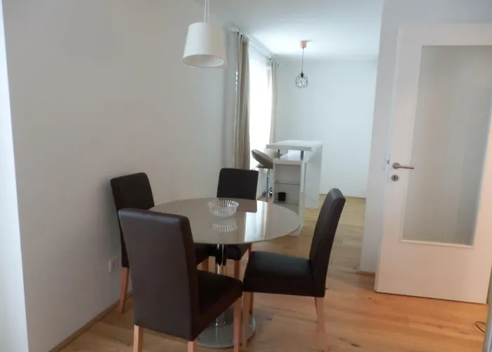 Spacious, Modern 1-bdrm Near Vic & Austria Ctr