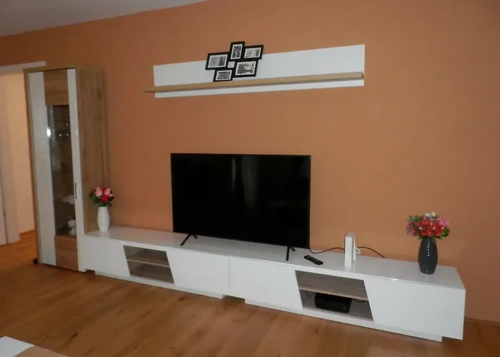 Spacious, Modern 1-bdrm Near Vic & Austria Ctr