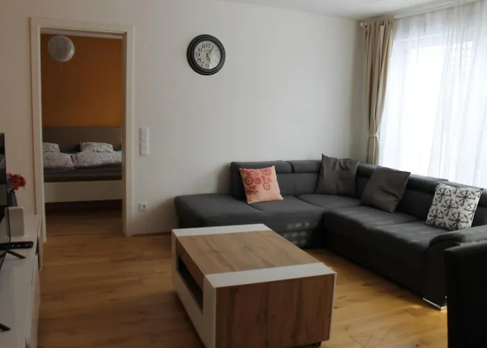 Apartment Spacious, Modern 1-bdrm Near Vic & Austria Ctr Vienna