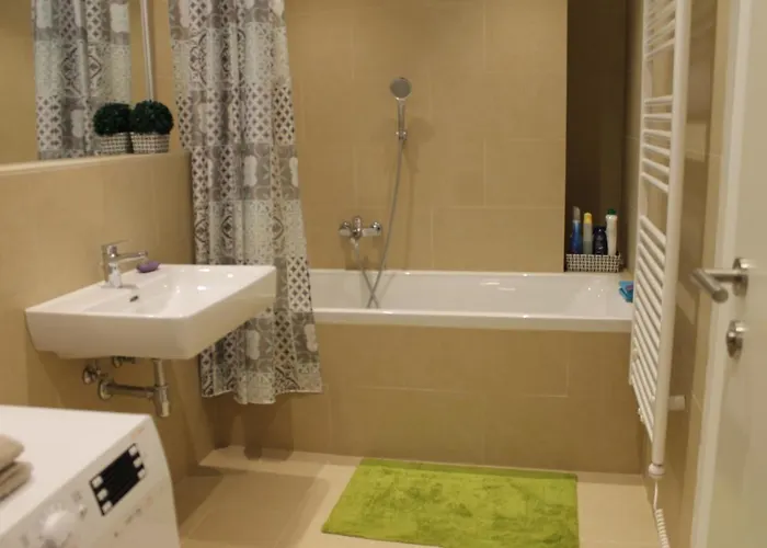 Apartment Spacious, Modern 1-bdrm Near Vic & Austria Ctr Vienna